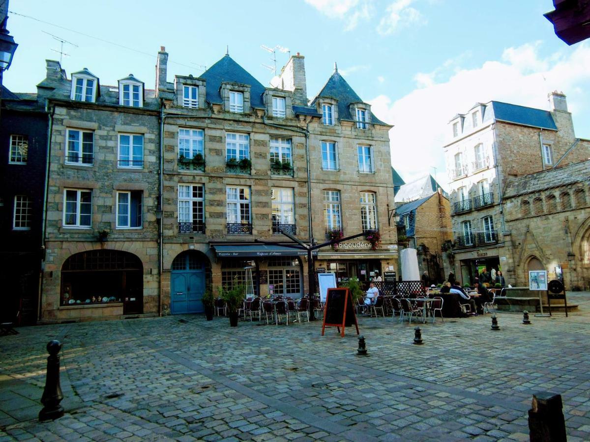 Gate House Lodge Dinan Exteriör bild
